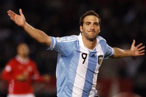 FIFA转播收入-跨界巅峰对决，C罗铁血攻防与TheShy的90分钟鏖战，胜负难料！